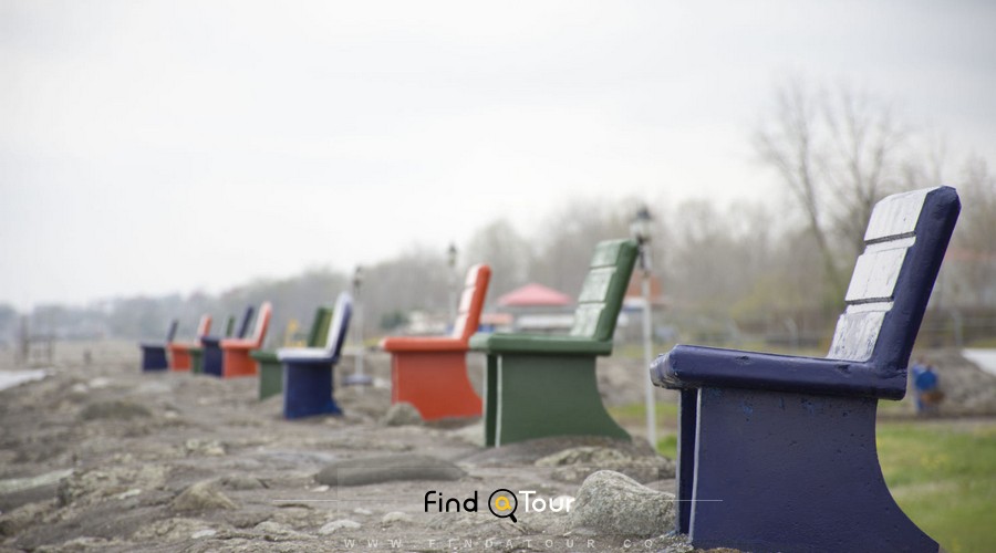 صندلی های رنگی زیبا در ساحل انزلی گیلان